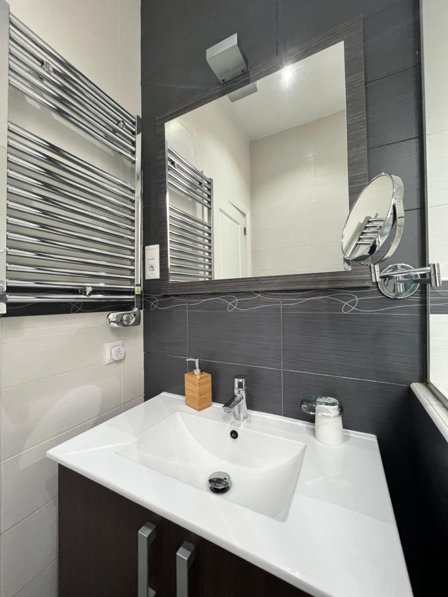 Exclusivo En Sol Exterior Bar Temporal Apartment มาดริด ภายนอก รูปภาพ
